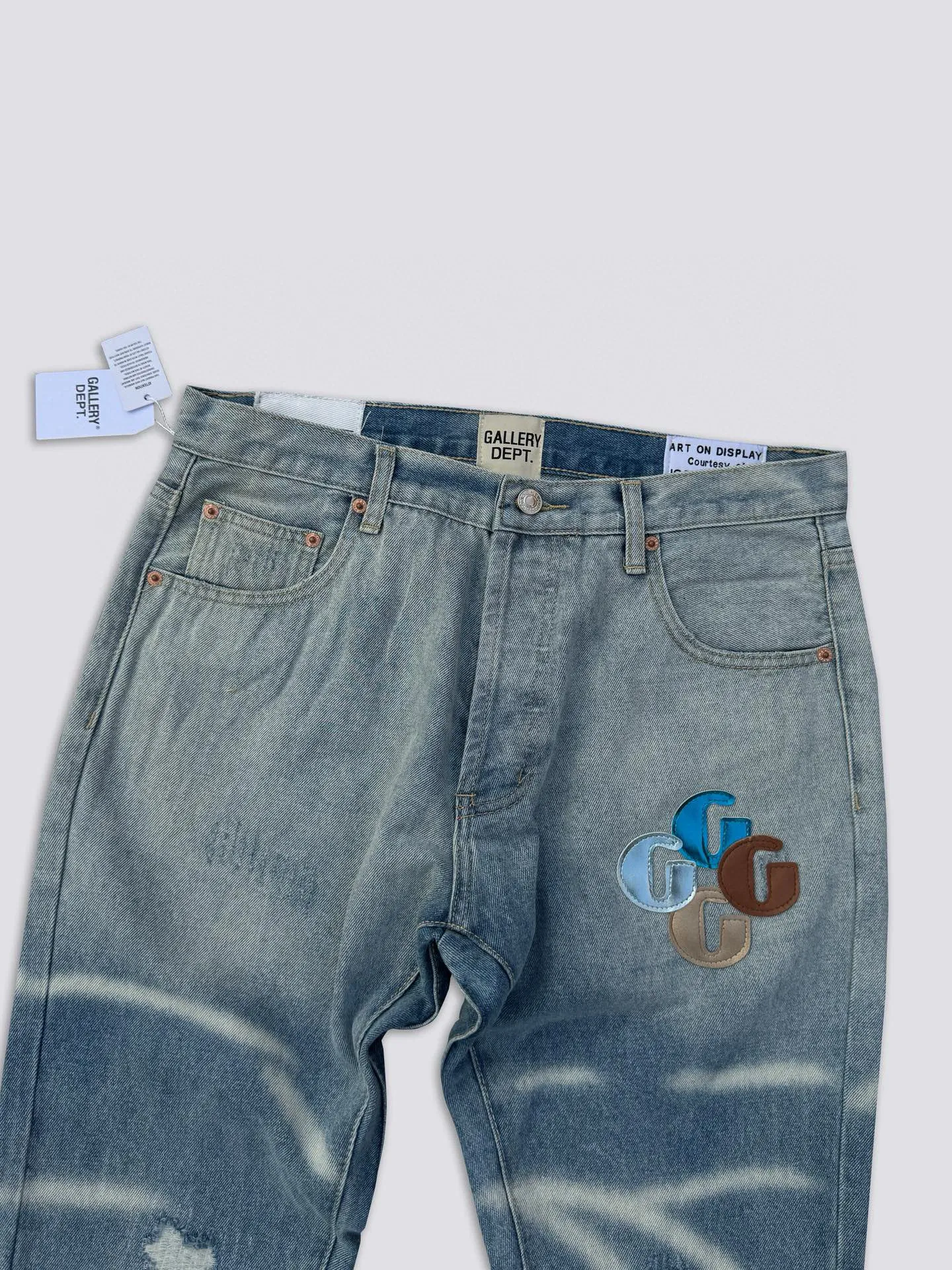 -Size upper body P240#G66 GALLERY DEPT. Denim spliced ​​with all-over printed leather ripped bell-bottoms, washed and distressed jeans. GALLERY is attracted by these bell-bottoms. Whether it is a reset of Carhartt or Levis, they all create a strong brand style. Since these pants are modified from rare vintage, the production capacity is limited. Therefore, after many icons wore them, these pants were once hard to find. Later, perhaps due to the improvement of GD's business in the past two years and the expansion of production lines, the brand itself lowered the price, so I can't wait any longer for these pants this year and will definitely buy them. During the process of the denim washing plant, the owner of the washing plant helped introduce a boss who had worked for Levi's foundry and started his own business. This also paved the way for the following styles. Therefore, Levi's remodeled single product for the base plate is really familiar. Whether it is the fabrics supplied or the lathes used in production, there is nothing to choose from. -Color: blue -Size: S-XXL (corresponding to 28-36)